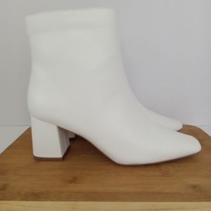 JOURNEE COLLECTION Haylinn Retro White Vegan Leather Boot Women's Size WD 8.5